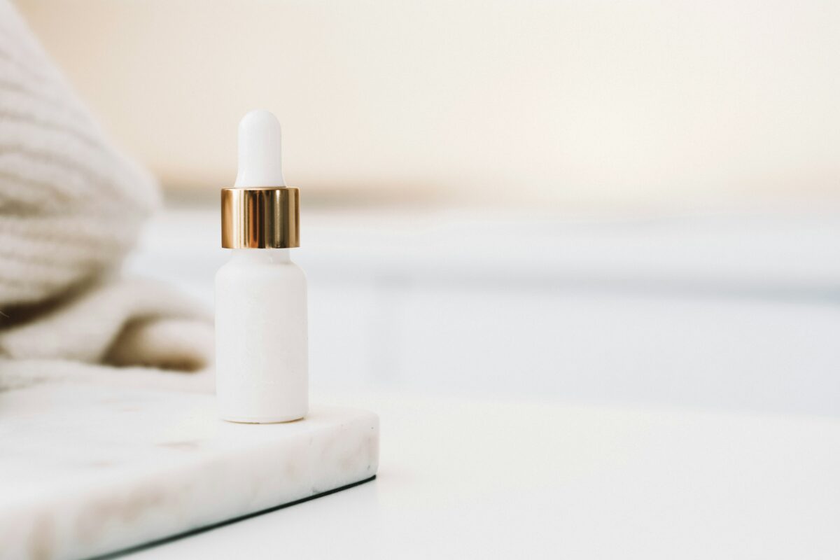 Goutte de sérum à l'acide hyaluronique naturel déposée sur une peau repulpée et hydratée