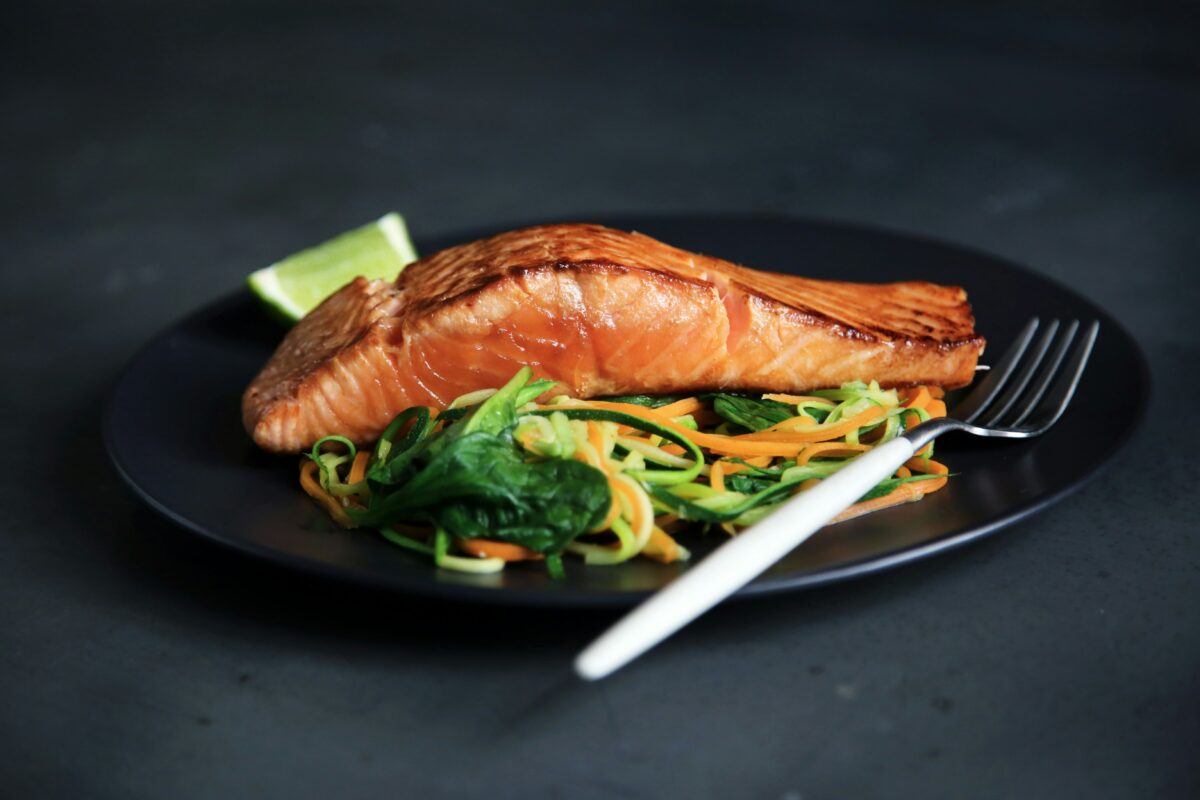 Alimentation anti-inflammatoire contre les douleurs articulaires : poisson gras et légumes