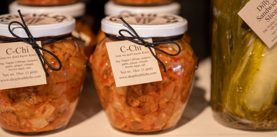 Bocaux d'aliments fermentés faits maison, riches en micro-organismes vivants pour l'immunité
