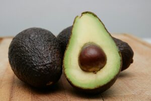 Avocat coupé en deux, riche en graisses mono-insaturées et en fibres rassasiantes