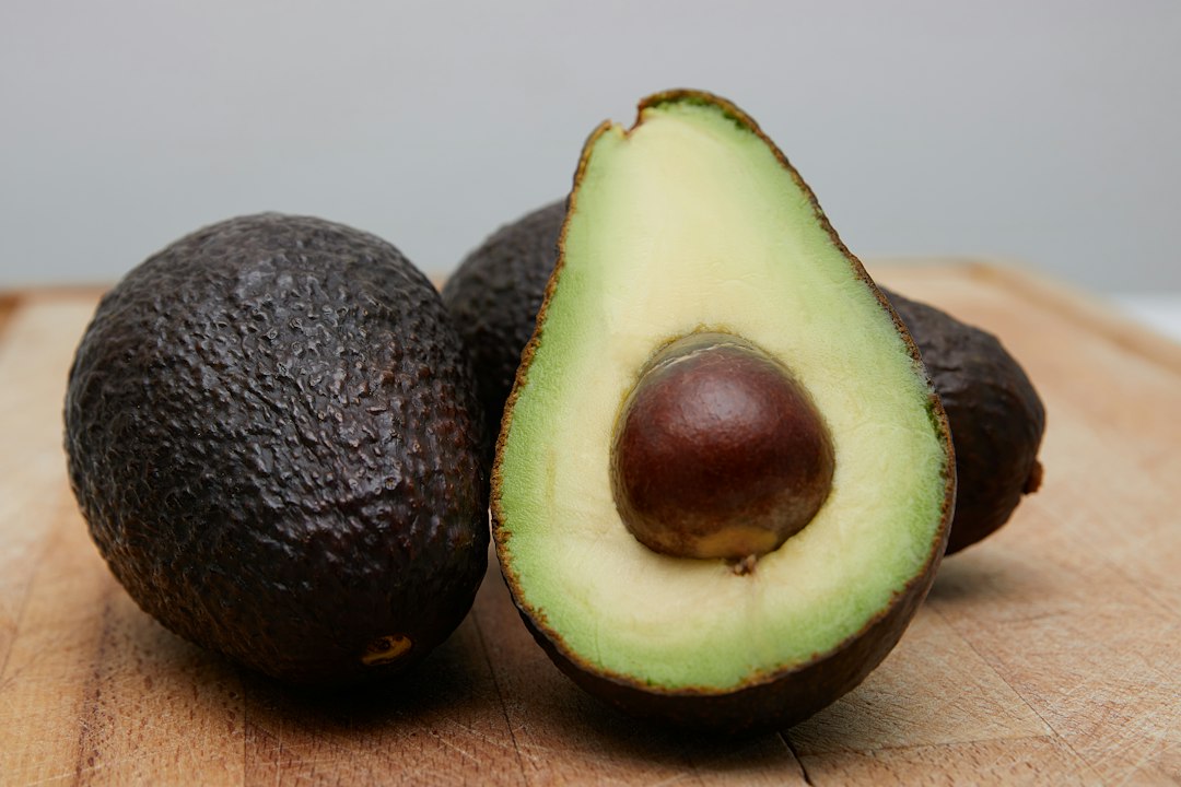 Avocat coupé en deux, riche en graisses mono-insaturées et en fibres rassasiantes