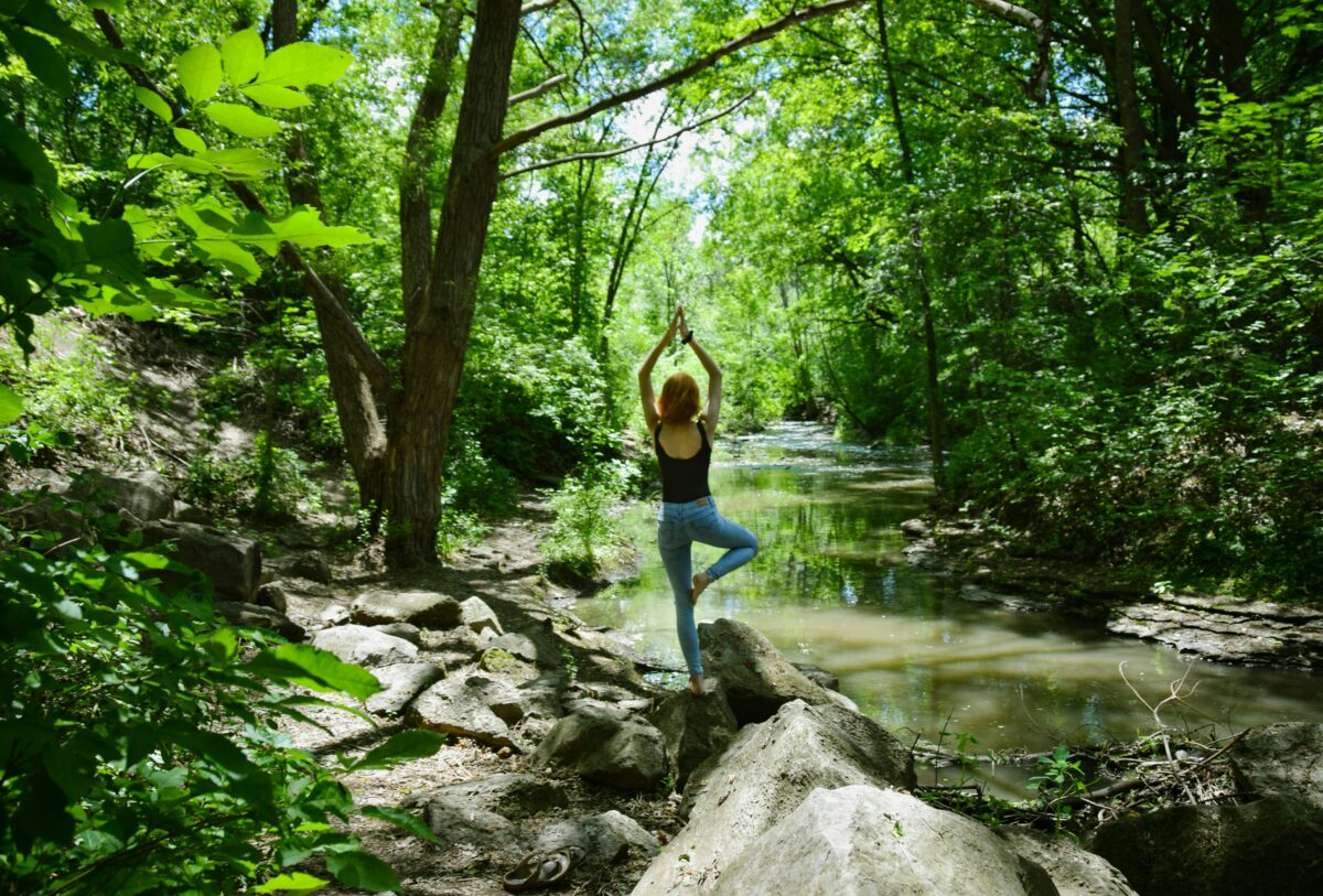 Séance de yoga en forêt, illustrant les bienfaits du yoga sur le corps et l'esprit