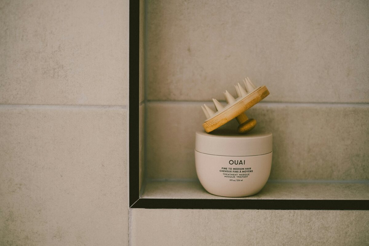Brossage à sec du corps avec une brosse en fibres naturelles