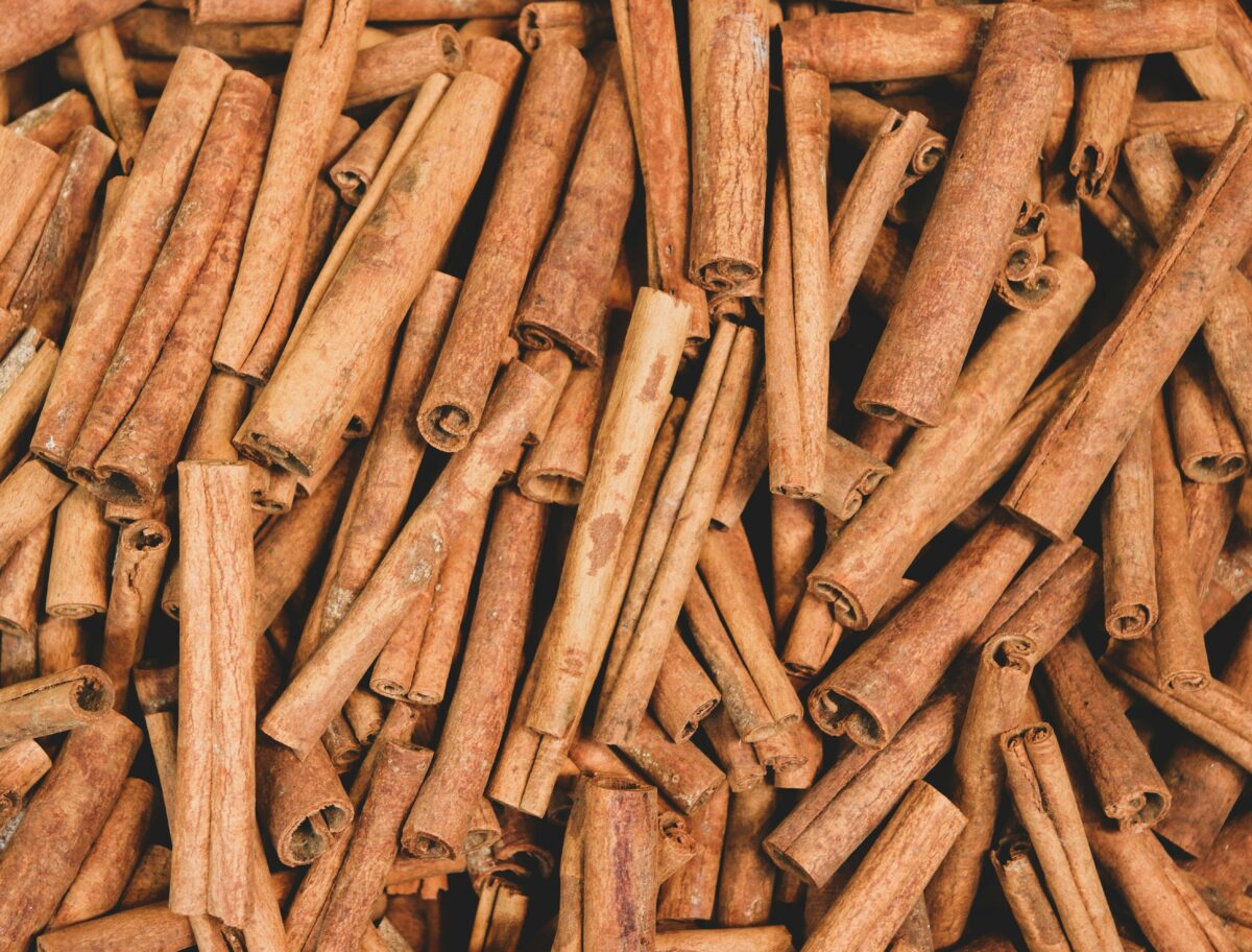 Bâtons de cannelle et épices sur une table en bois