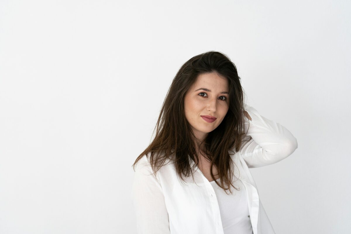 Femme sereine posant une limite avec assurance