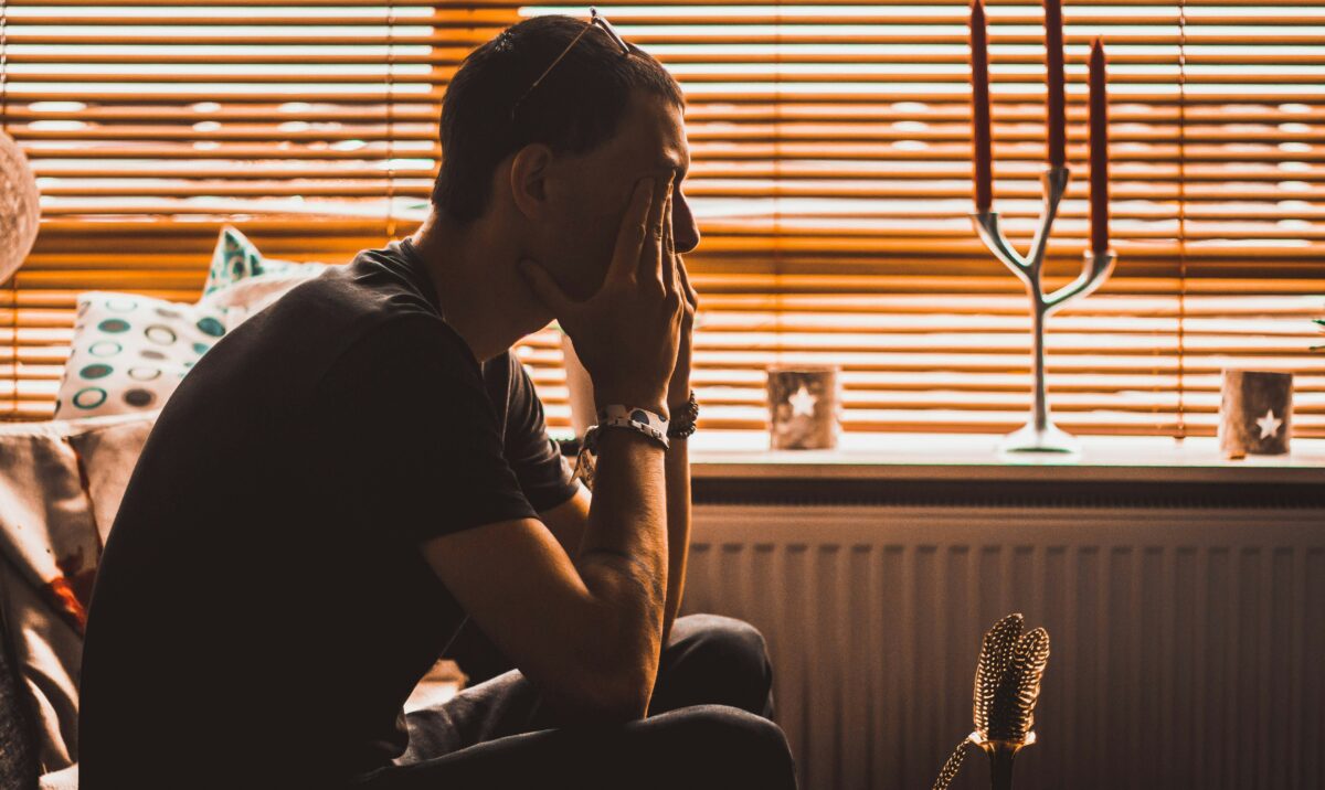 Personne épuisée émotionnellement après avoir écouté les soucis d'un proche