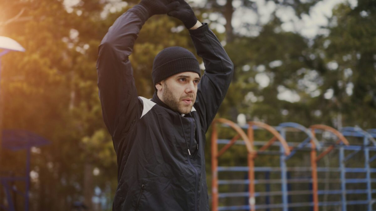 Étirements avant l'effort : coureur qui s'étire en extérieur