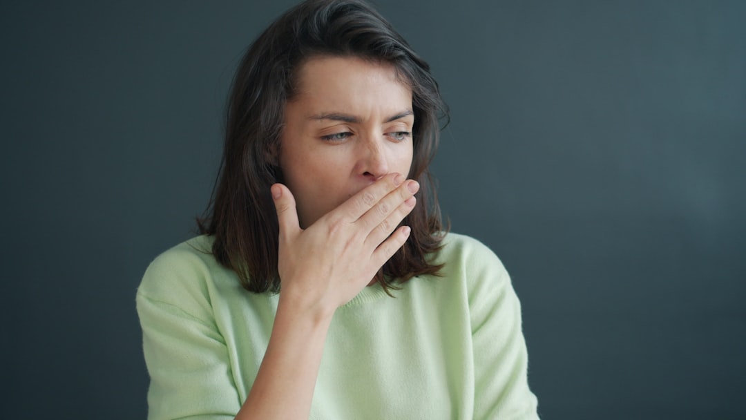 Femme fatiguée, une fatigue chronique persistante qui peut révéler un trouble thyroïdien