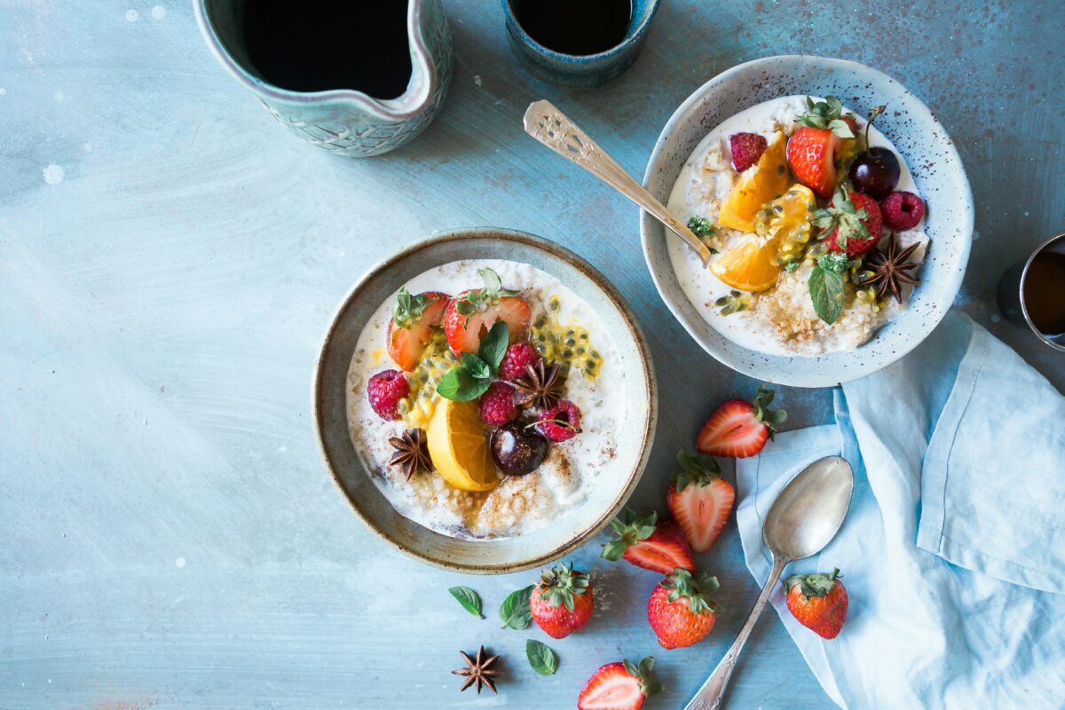Bol de flocons d'avoine avec fruits pour un petit-déjeuner équilibré