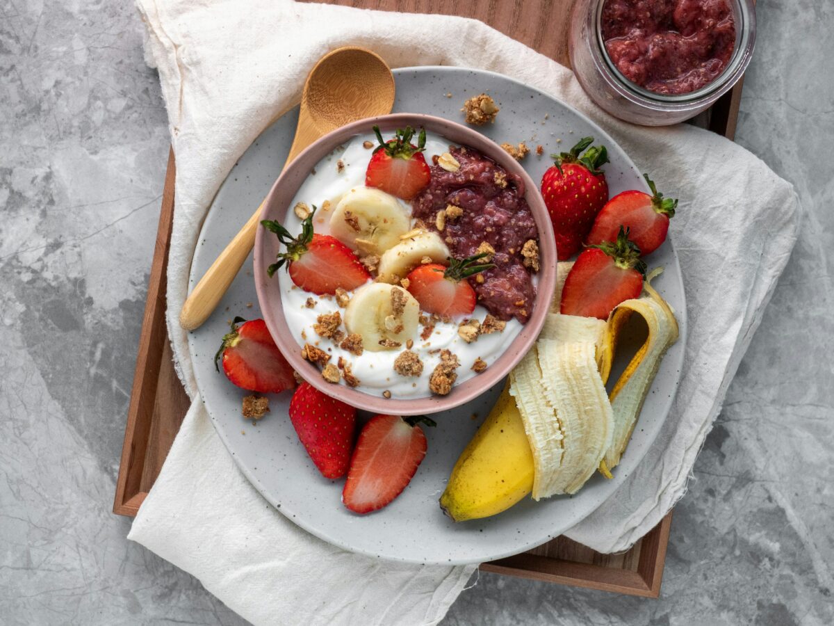 Gélules ou aliments fermentés : bol de yaourt nature riche en probiotiques
