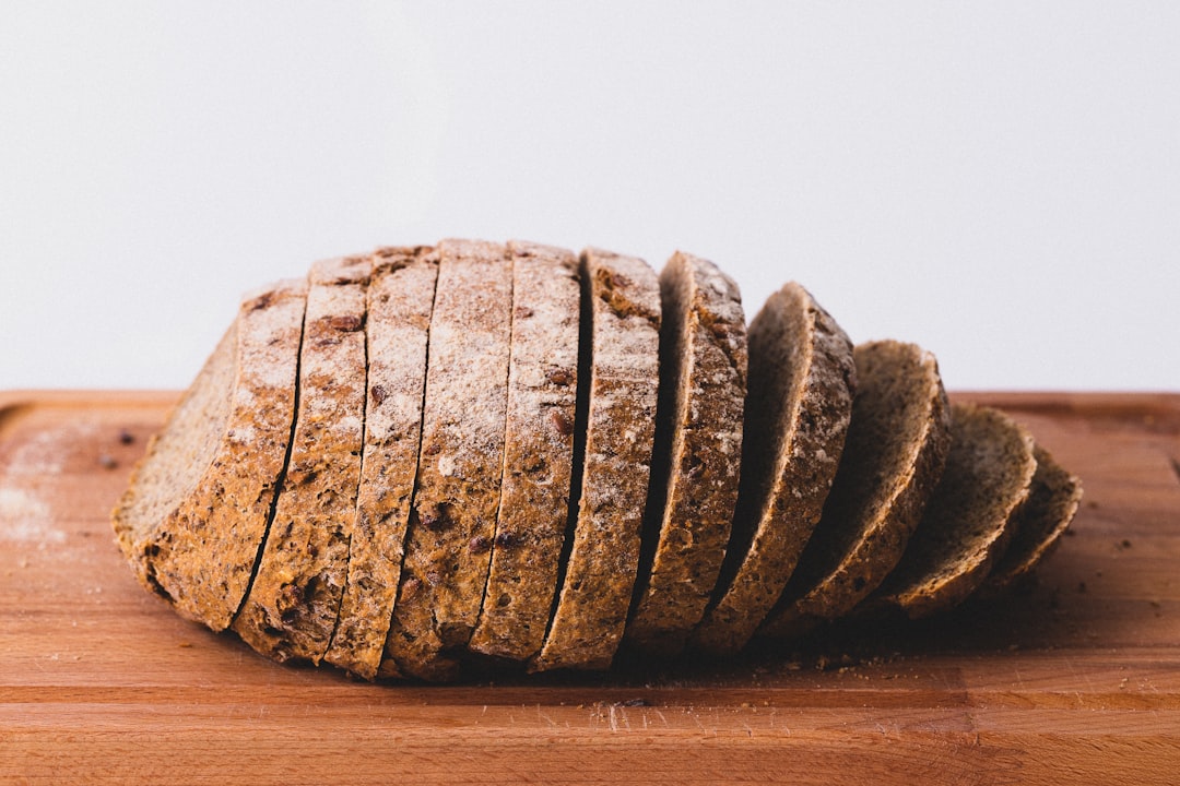 Tranches de pain complet contenant du gluten, aucun bénéfice prouvé à l'éviction sans intolérance