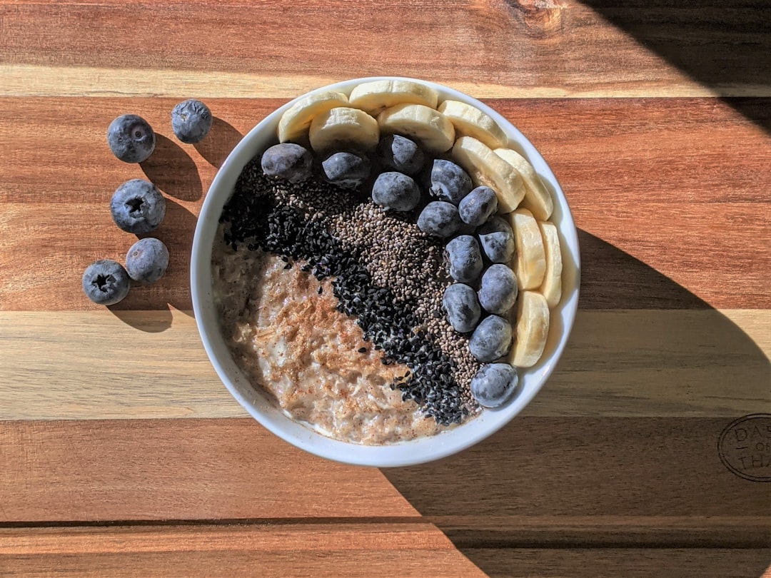 Pudding aux graines de chia dans un bol, riche en fibres et en oméga-3 végétal