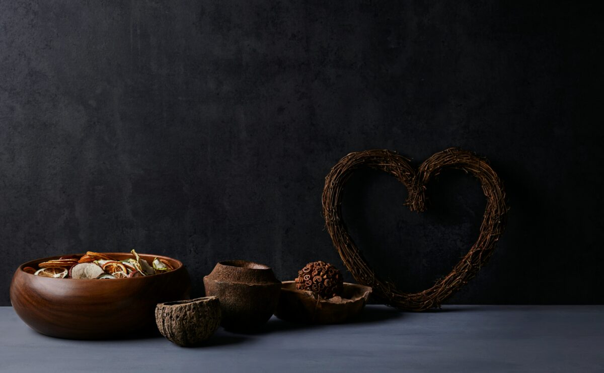 Pot d'huile de coco en bois, un aliment aux graisses saturées souvent surestimé