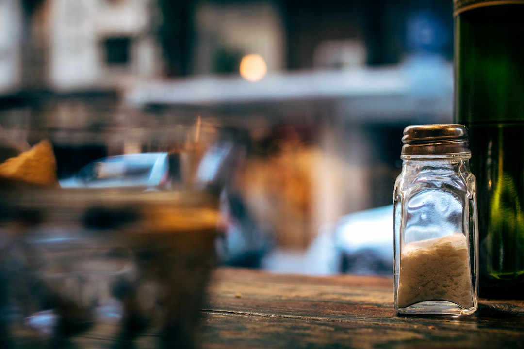 Salière sur une table, le sel caché dans l'alimentation est l'une des habitudes qui augmentent la tension artérielle