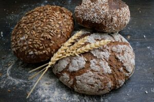 Pain complet et céréales, des aliments à index glycémique bas pour une énergie stable