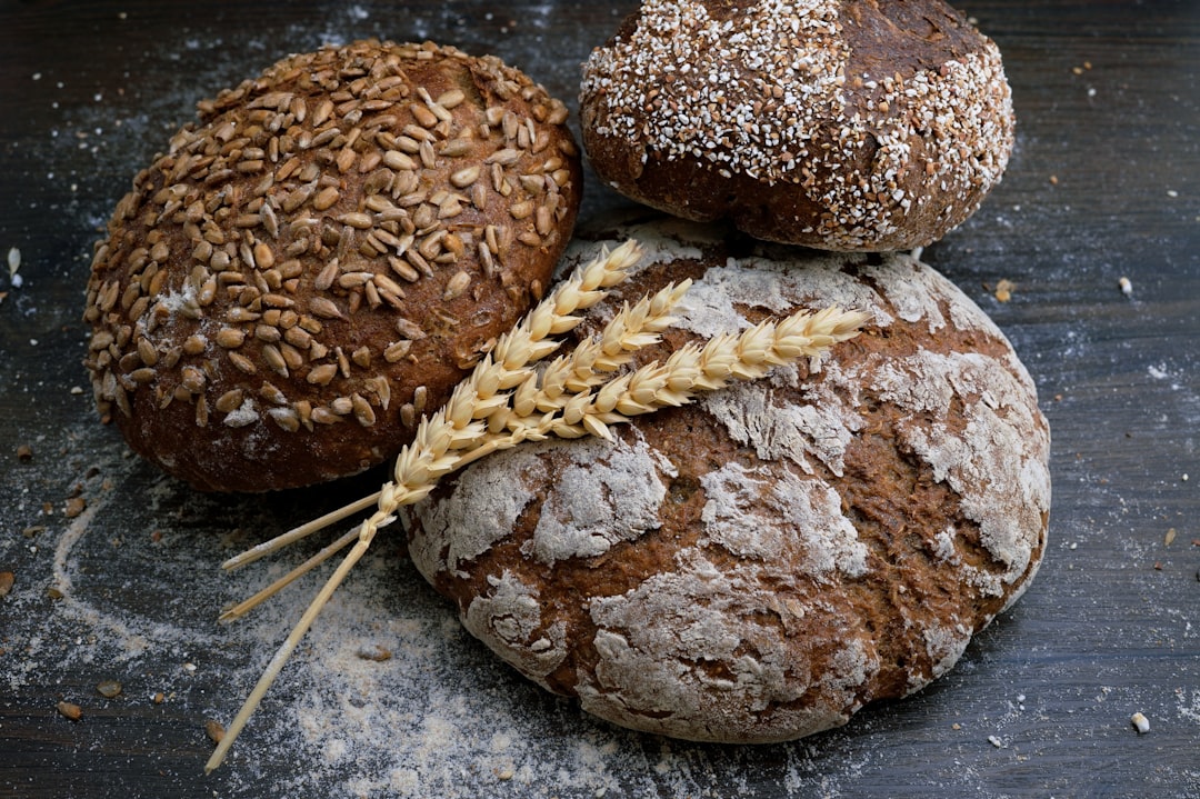 Pain complet et céréales, des aliments à index glycémique bas pour une énergie stable