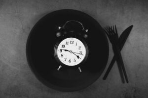 Réveil sur une assiette vide, symbole du jeûne intermittent et de sa fenêtre alimentaire limitée