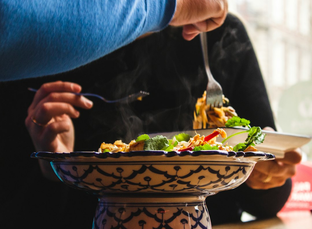 Personne mangeant à table, manger trop vite perturbe la digestion et la sensation de satiété