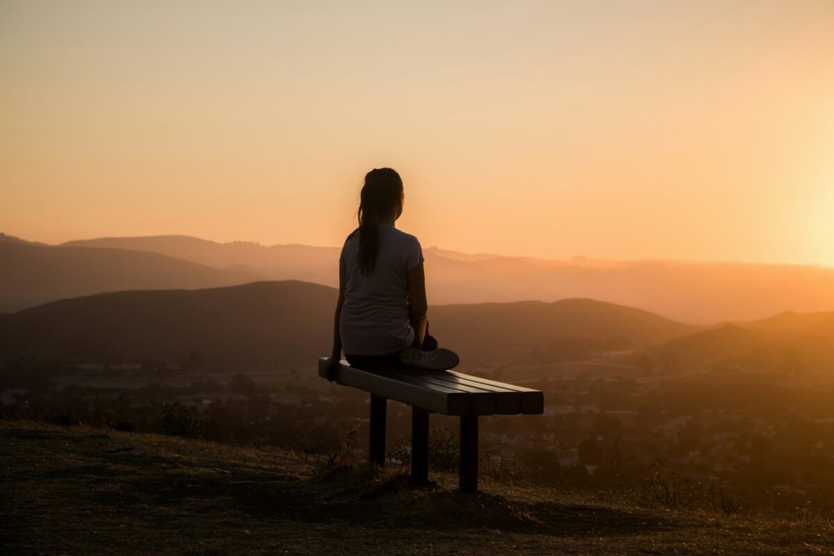 Personne pratiquant la méditation express au calme le matin