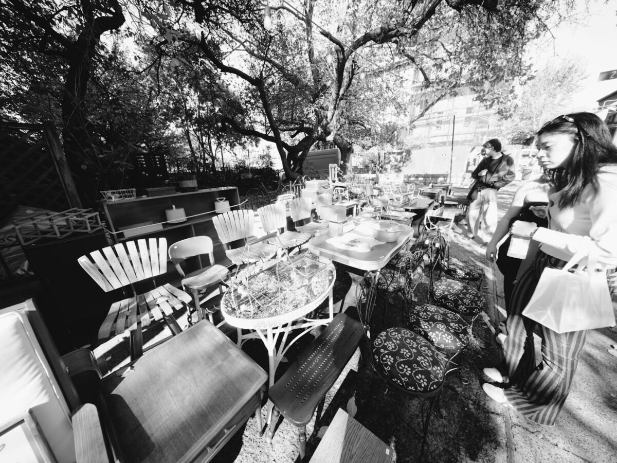 Meubles d'occasion et objets anciens dans une brocante en plein air