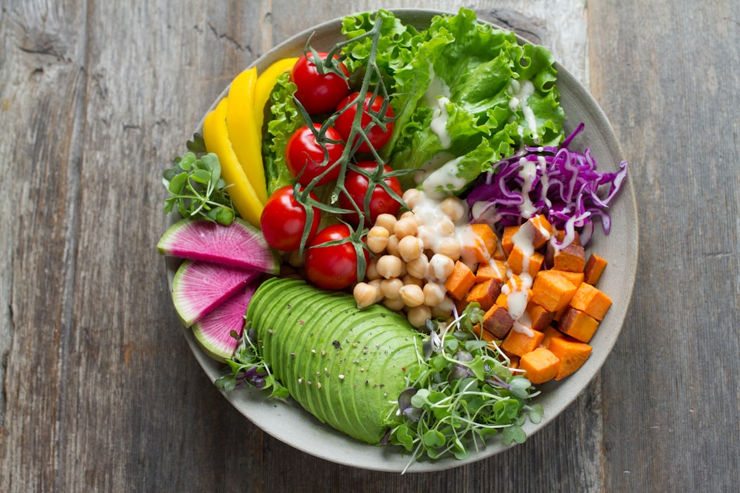 Légumes variés et colorés riches en fibres, essentiels pour nourrir le microbiote intestinal