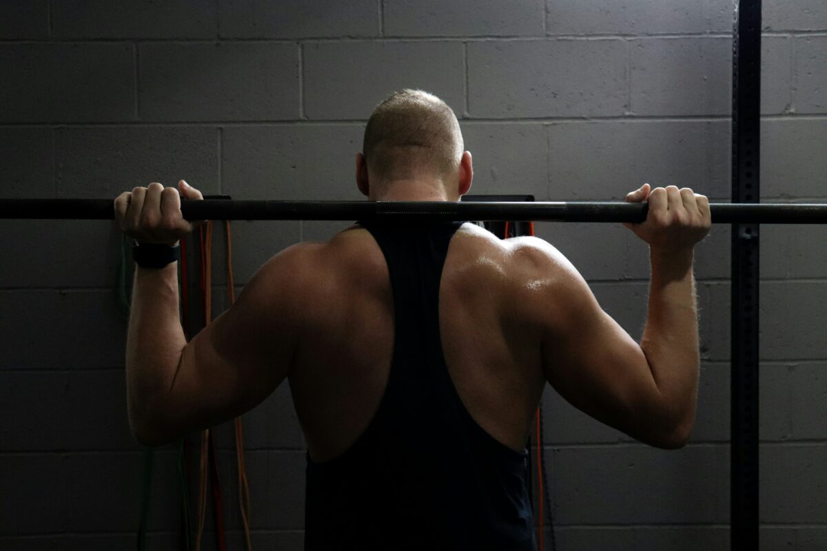 Sportif en plein effort musculaire lors d'une séance intense