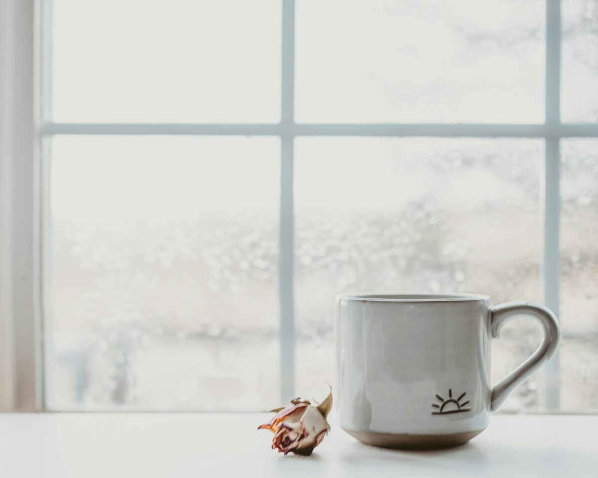 Rituel du matin calme, café en silence au réveil