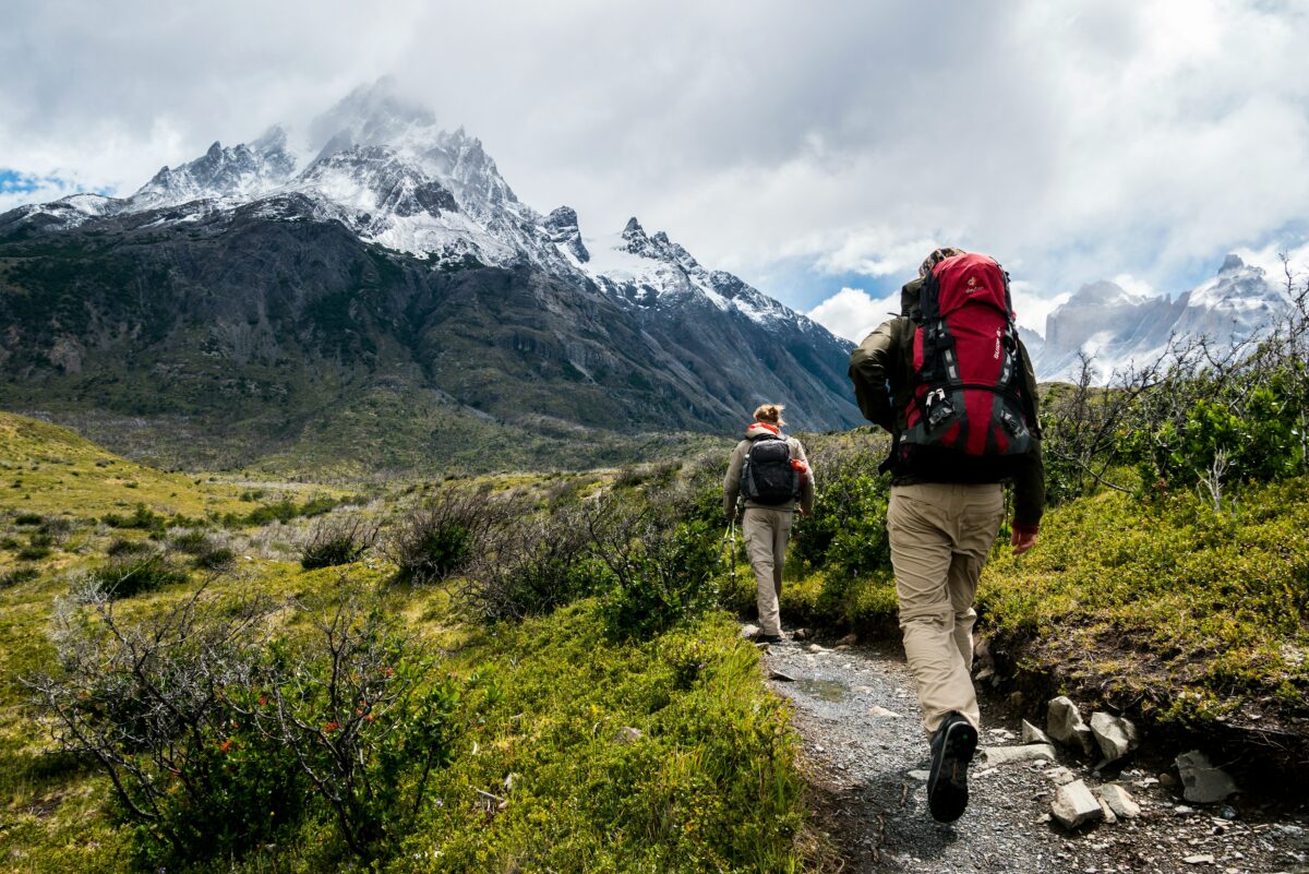 Rucking : marche avec sac à dos lesté pour un entraînement cardio efficace