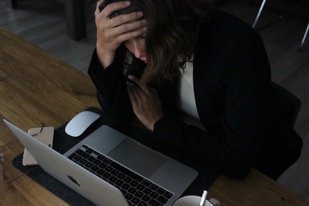 Femme stressée au bureau, le stress chronique agit directement sur la tension et le risque cardiovasculaire