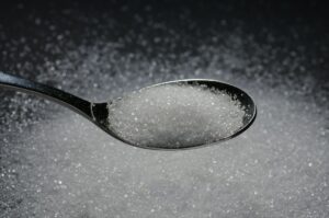 Cuillère de sucre, une consommation excessive de sucre ajouté peut fragiliser le système immunitaire