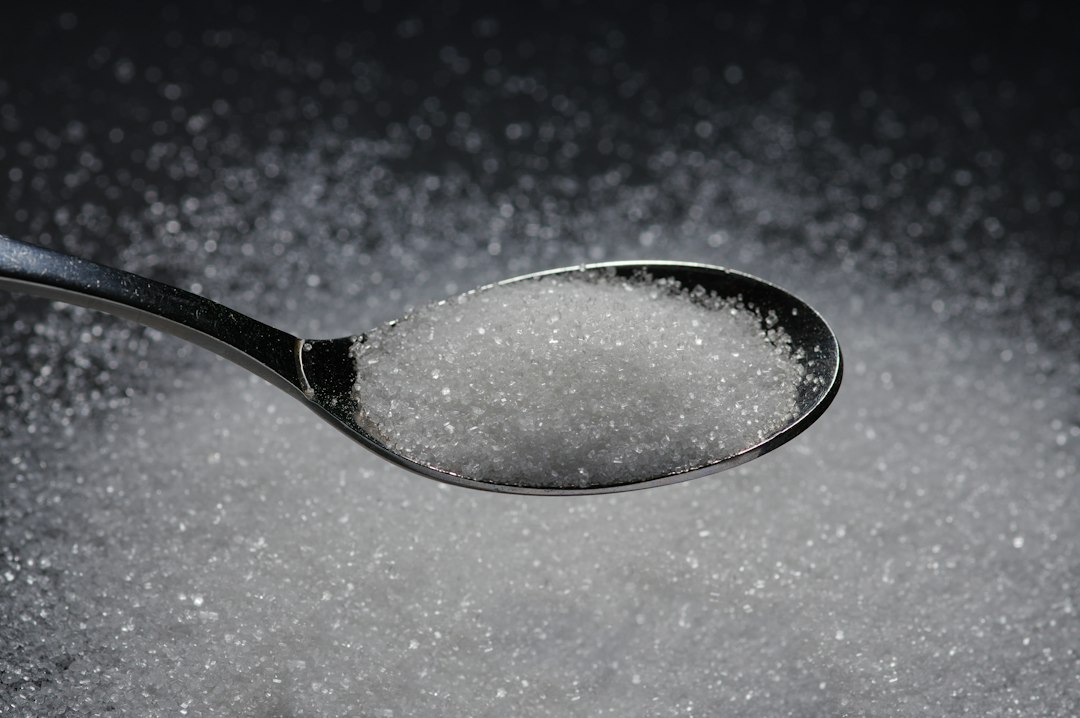 Cuillère de sucre, une consommation excessive de sucre ajouté peut fragiliser le système immunitaire