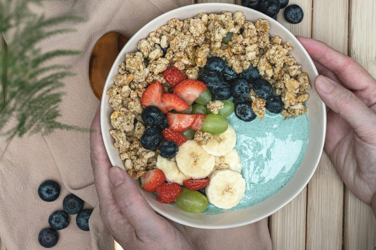 Bol de superaliments colorés, fruits et graines souvent présentés comme miracles