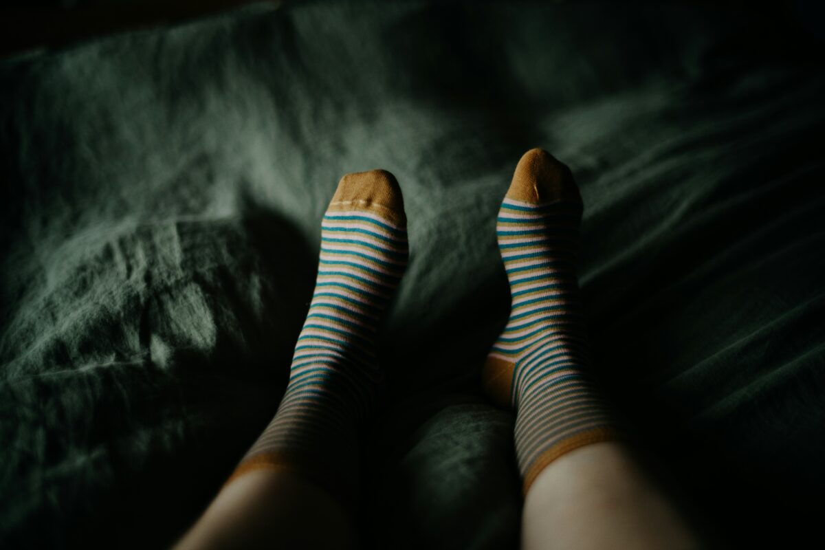 Jambes avec chaussettes, talons froids et circulation sanguine