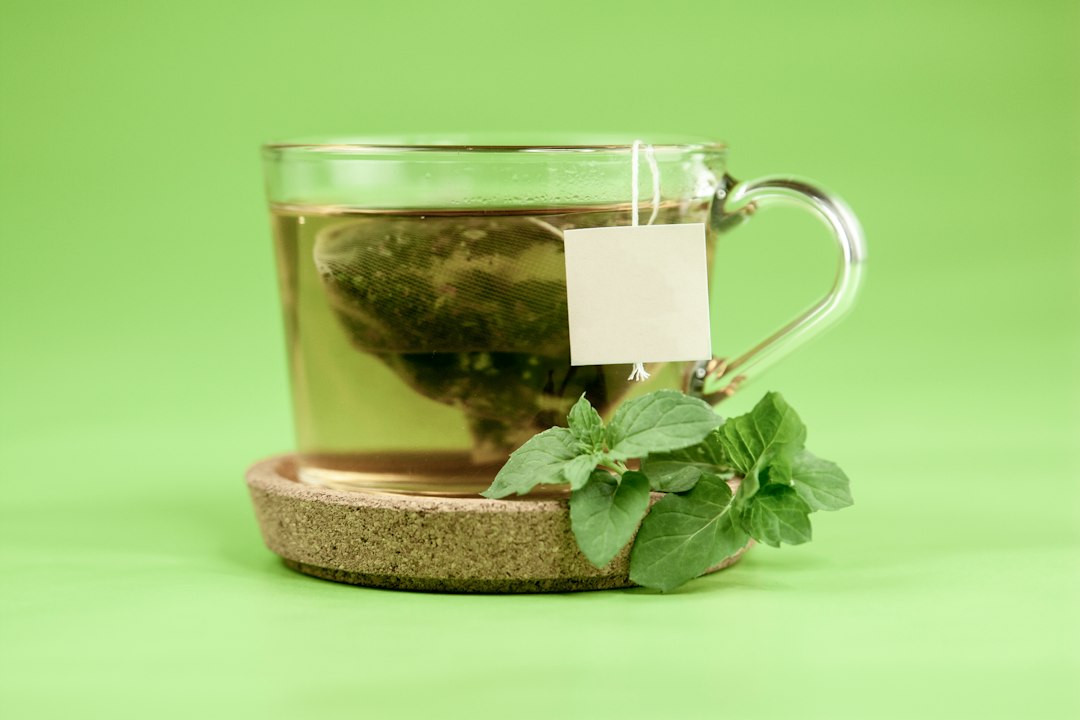 Tasse de thé vert aux feuilles infusées, riche en catéchines antioxydantes