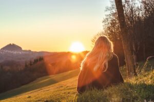 Femme au soleil en plein air, source naturelle de vitamine D essentielle pour les os