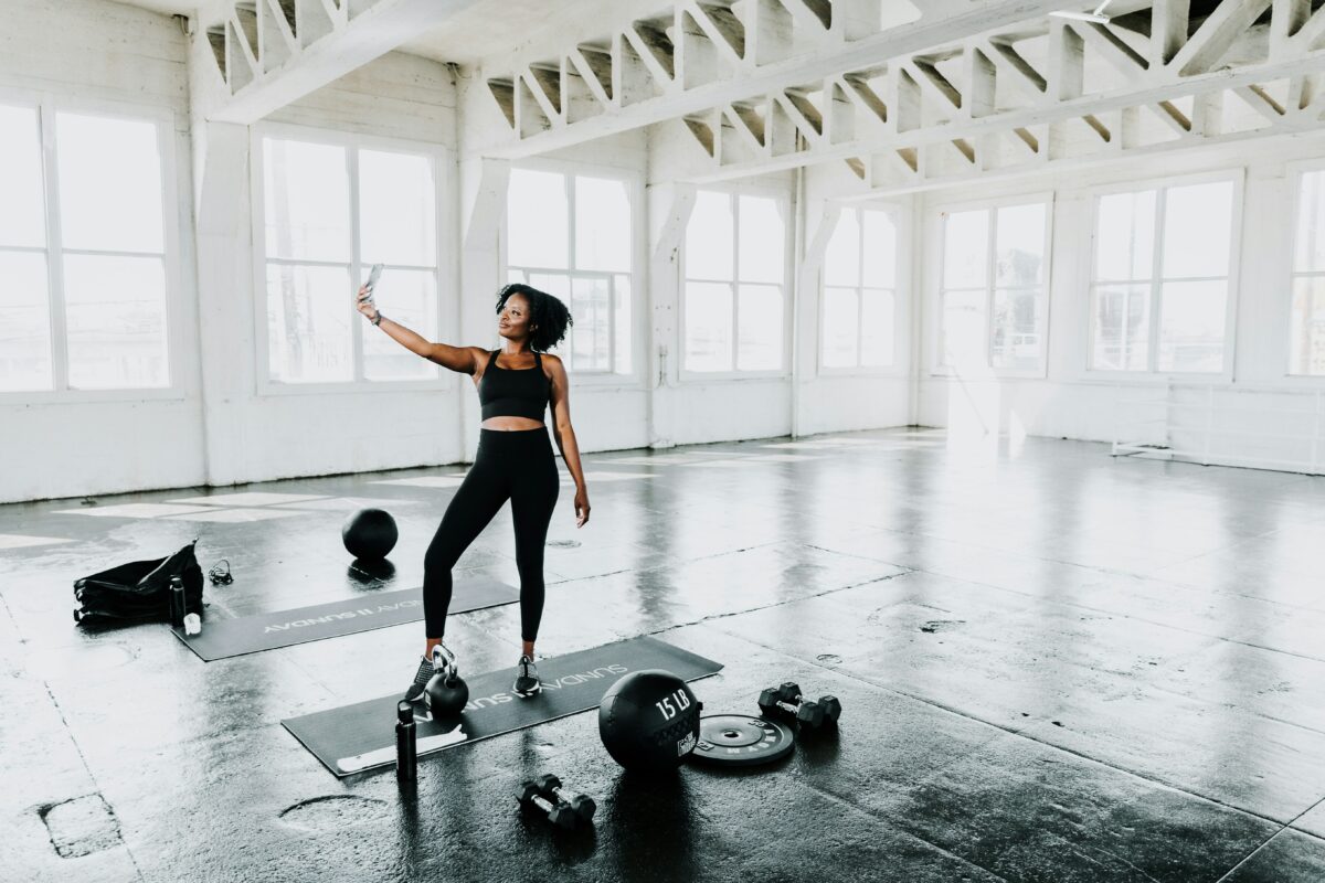 Personne faisant des étirements après une séance de musculation