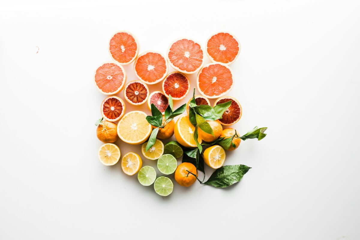 Acérola et fruits riches en vitamine C : agrumes frais