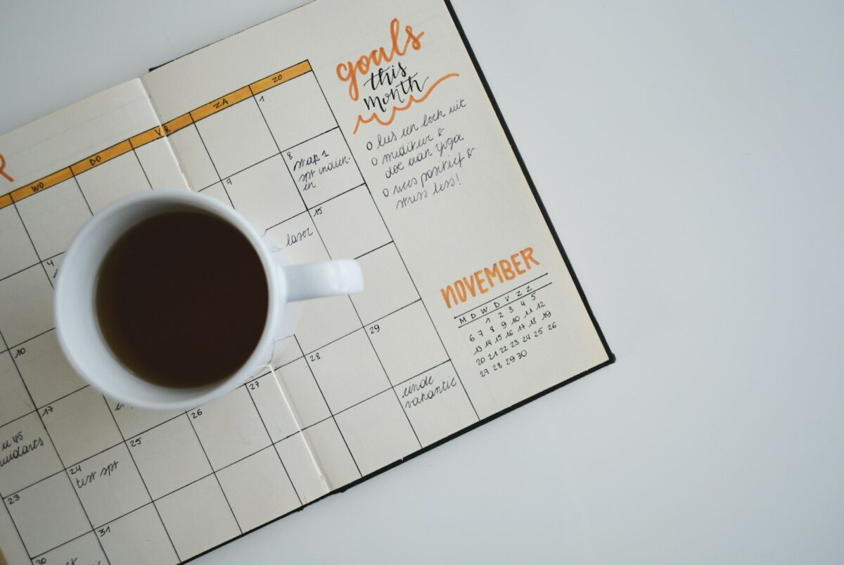 Time blocking : agenda papier et tasse de café pour planifier sa journée