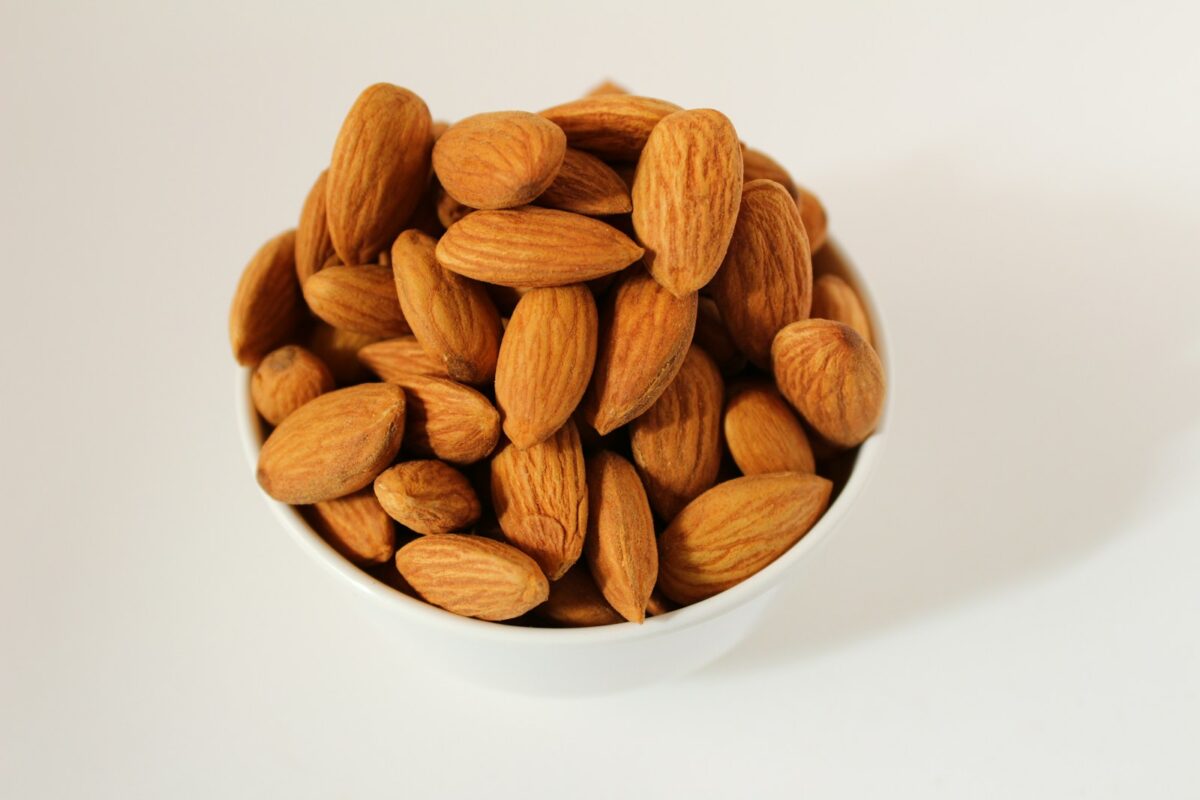 Amandes par jour : amandes dans un bol en céramique blanche