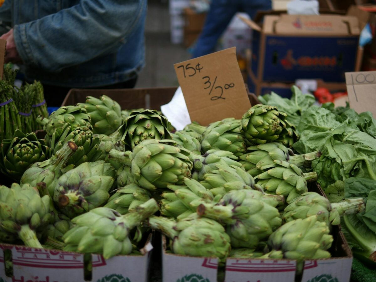 Artichauts frais sur un étal de marché