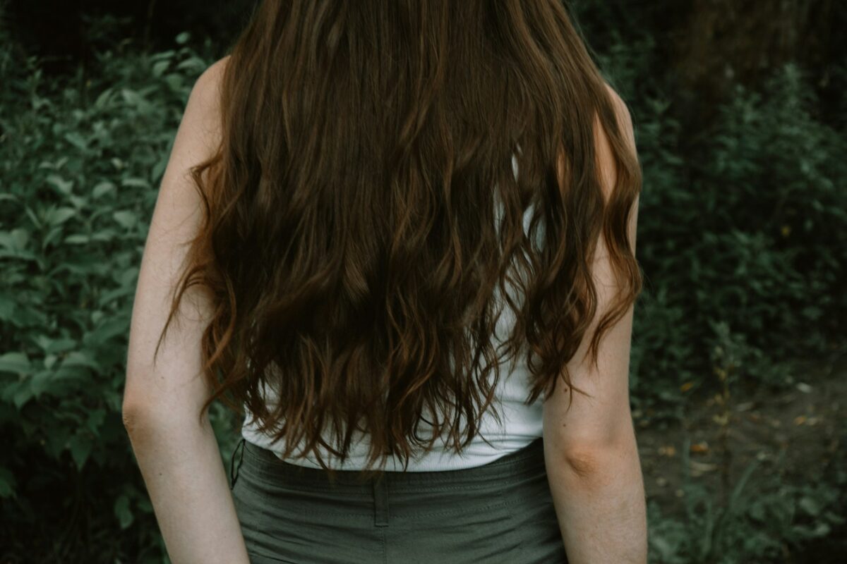 Bain d'huile pour cheveux : chevelure soignée vue de dos