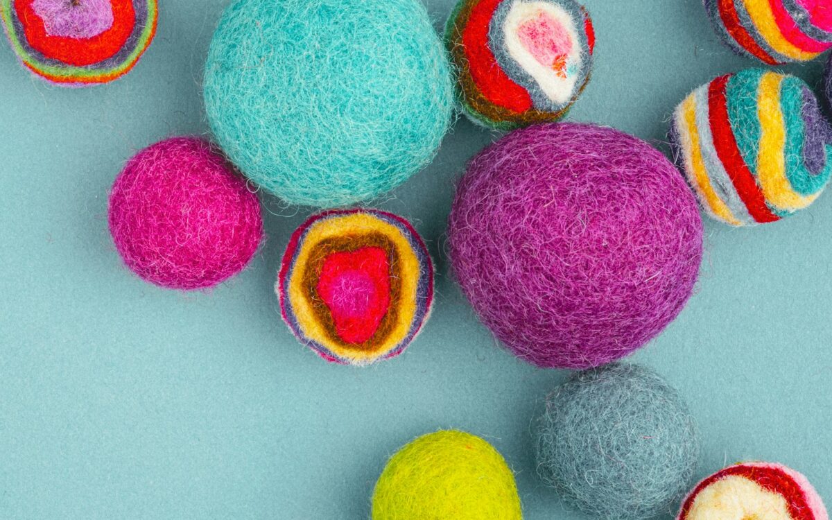 Balles de séchage en laine colorées, utilisées comme alternative aux feuilles anti-statiques