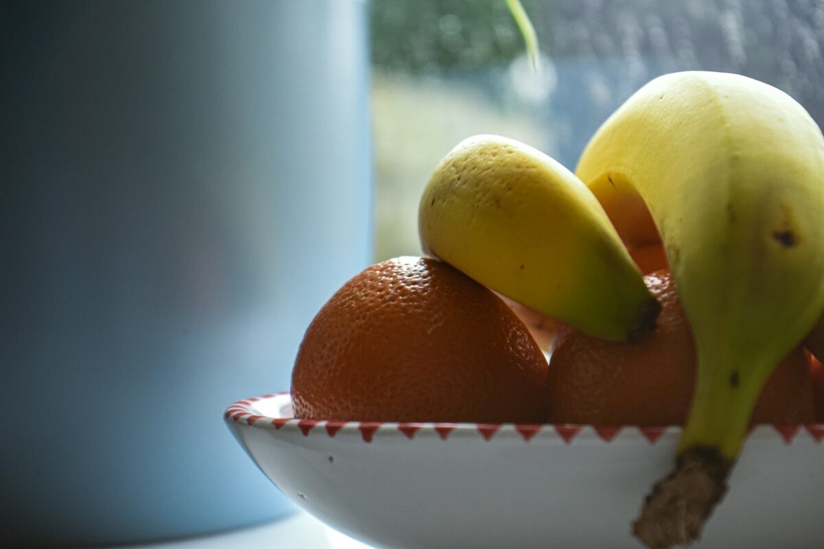 Banane tachetée : un saladier de fruits avec des bananes à différents stades de maturité