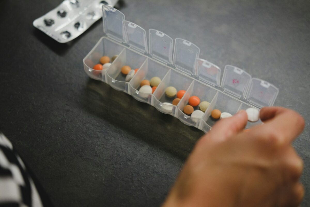 Pilulier et médicaments à trier dans la boîte à pharmacie
