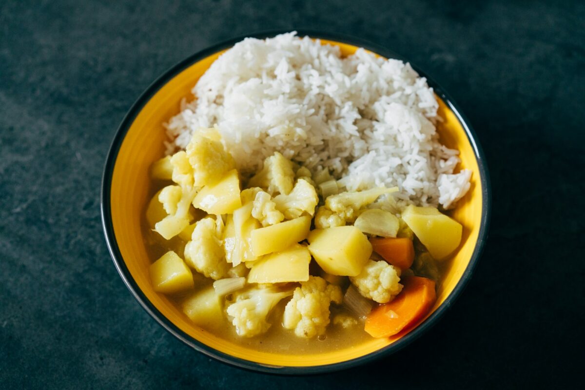 Bol de riz et légumes : féculents réchauffés et amidon résistant