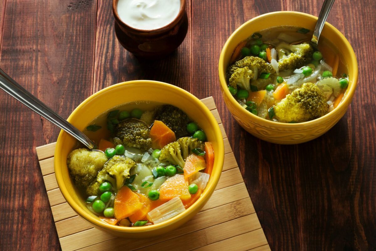 Bols de soupe de légumes : la soupe le soir, un dîner pas toujours aussi léger qu’on le croit