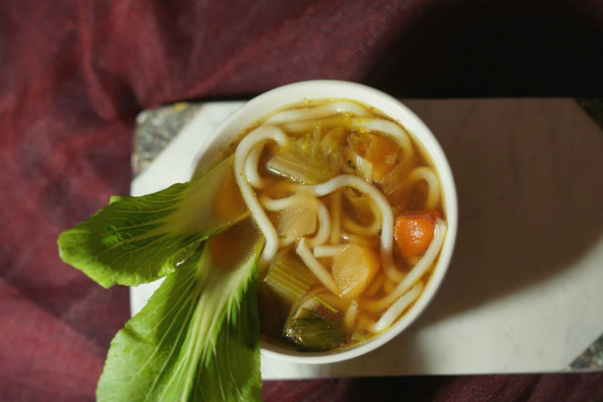 Bouillon d’os maison servi dans un bol blanc