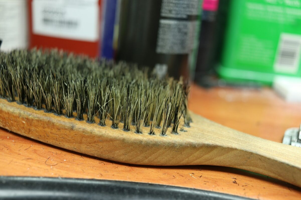 Brosse en poils de sanglier à manche en bois pour répartir le sébum des cheveux