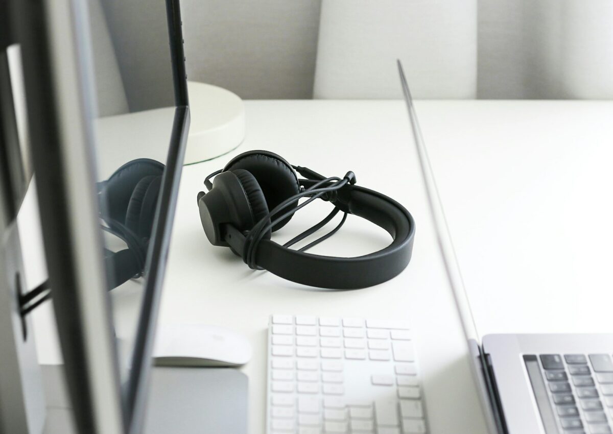 Bruit brun : casque audio posé sur un bureau pour se concentrer