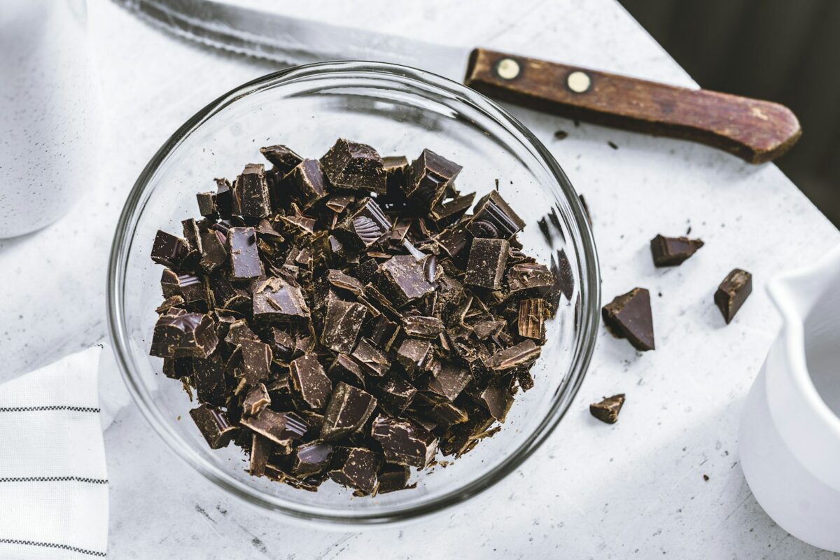 Morceaux de chocolat noir au cacao pur riche en flavanols